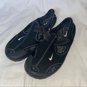 BLACK NIKE SANDALS
